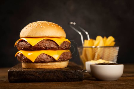 Téléchargez les photos : Double cheeseburger aux frites. - en image libre de droit