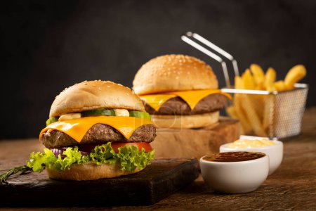 Foto de Hamburguesa y hamburguesa con papas fritas y salsas. - Imagen libre de derechos