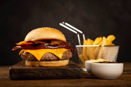 Foto de Hamburguesa con queso y papas fritas. - Imagen libre de derechos