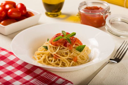 Téléchargez les photos : Plat avec spaghettis à la sauce tomate et basilic. - en image libre de droit
