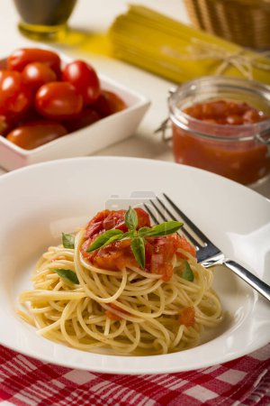 Foto de Plato con espaguetis en salsa de tomate y albahaca. - Imagen libre de derechos