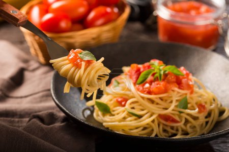 Téléchargez les photos : Plat avec spaghettis à la sauce tomate et basilic. - en image libre de droit