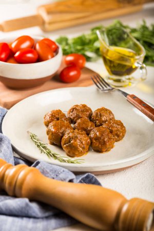 Téléchargez les photos : Boulettes de viande maison rôties sur la table. - en image libre de droit