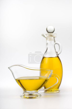 Téléchargez les photos : Flacon d'huile d'olive vierge isolé sur fond blanc. - en image libre de droit