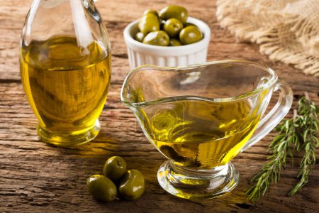 Foto de Aceite de oliva. Envases con aceite de oliva virgen y aceitunas. - Imagen libre de derechos