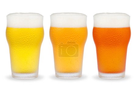 Téléchargez les photos : Verres à bière avec différents styles de bière isolés sur fond blanc. - en image libre de droit