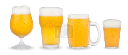 Foto de Vasos de cerveza con diferentes estilos de cerveza aislados sobre fondo blanco. - Imagen libre de derechos