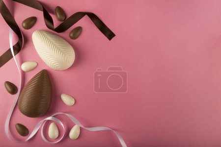 Foto de Semana Santa. Composición con huevos de Pascua de chocolate sobre fondo rosa, espacio para texto. - Imagen libre de derechos