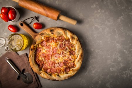 Téléchargez les photos : Pizza rustique avec vue sur le dessus. - en image libre de droit
