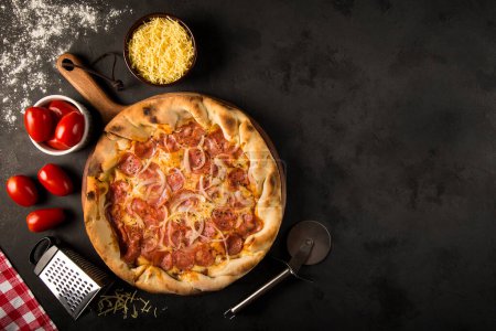 Foto de Pizza rústica sobre fondo oscuro - Imagen libre de derechos