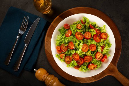 Téléchargez les photos : Salade fraîche avec laitue et tomate. - en image libre de droit