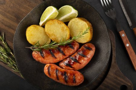 Téléchargez les photos : Saucisses barbecue grillées sur la table. - en image libre de droit