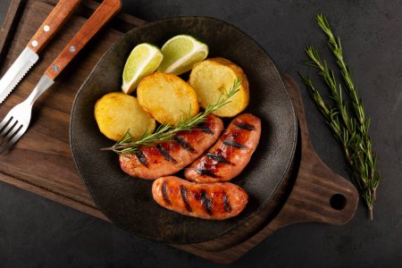 Téléchargez les photos : Saucisses barbecue grillées sur la table. - en image libre de droit