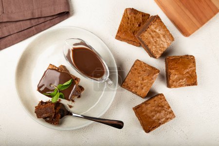 Foto de Deliciosas piezas de chocolate brownie. - Imagen libre de derechos