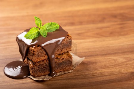 Foto de Deliciosas piezas de chocolate brownie. - Imagen libre de derechos