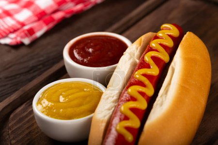 Téléchargez les photos : Hot dog aux sauces
. - en image libre de droit