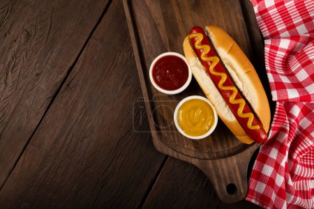 Foto de Perro caliente con ketchup y mostaza amarilla. - Imagen libre de derechos