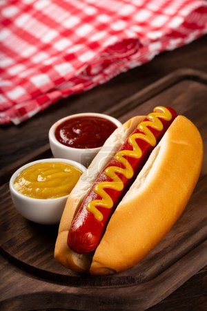 Hot Dog mit Ketchup und gelbem Senf.