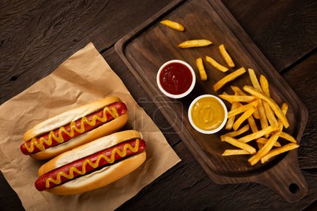 Téléchargez les photos : Hot dogs aux sauces et frites. - en image libre de droit