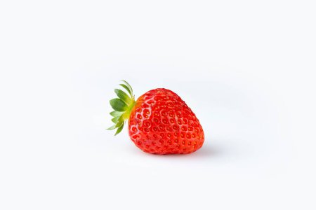 Erdbeere auf weißem Hintergrund.
