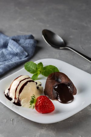 Téléchargez les photos : Petit Gateau dessert à la crème glacée. - en image libre de droit