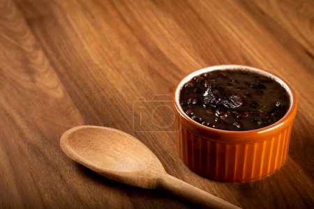 Téléchargez les photos : Haricots noirs cuits dans un bol. Haricots noirs brésiliens. - en image libre de droit