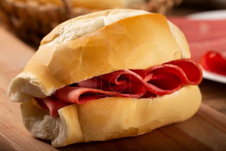 Téléchargez les photos : Sandwich au pain Mortadella. Sandwich Mortadella typique du Brésil. - en image libre de droit