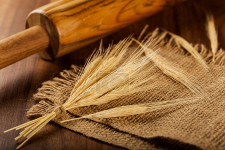 Foto de Espigas de trigo sobre fondo de madera
. - Imagen libre de derechos