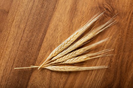 Téléchargez les photos : Épis de blé sur fond bois
. - en image libre de droit