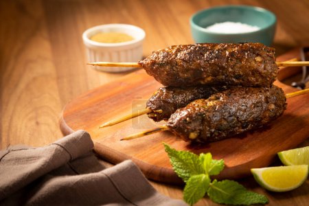 Foto de Carne de res en la tabla de madera. Kafta, Cocina árabe tradicional. - Imagen libre de derechos