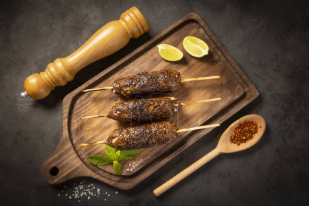 Foto de Carne de res en la tabla de madera. Kafta, Cocina árabe tradicional. - Imagen libre de derechos
