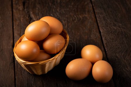 Téléchargez les photos : Panier avec des œufs de poulet brun monte la table. - en image libre de droit