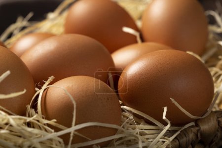 Foto de Cesta con huevos de pollo marrón sube a la mesa. - Imagen libre de derechos