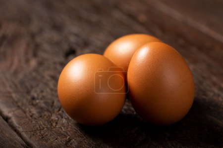 Foto de Huevos de pollo marrón se eleva sobre la mesa. - Imagen libre de derechos