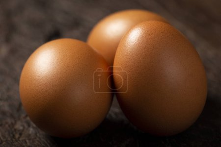 Téléchargez les photos : Oeufs de poulet brun monte sur la table. - en image libre de droit