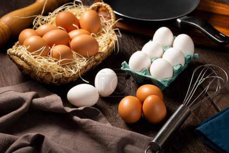 Téléchargez les photos : Des œufs de poulet blancs et bruns montent sur la table. - en image libre de droit