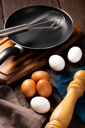 Foto de Huevos de pollo blancos y marrones suben a la mesa. - Imagen libre de derechos