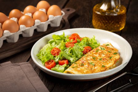 Téléchargez les photos : Omelette au fromage, laitue et salade de tomates. - en image libre de droit