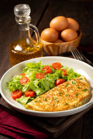 Téléchargez les photos : Omelette au fromage, laitue et salade de tomates. - en image libre de droit