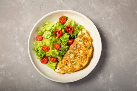Foto de Tortilla con queso y ensalada de lechuga y tomate. - Imagen libre de derechos