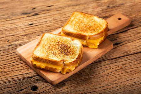 Téléchargez les photos : Jambon et fromage grillés. Sandwich au fromage et jambon sur le gril. - en image libre de droit