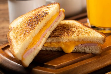 Téléchargez les photos : Jambon et fromage grillés. Sandwich au fromage et jambon sur le gril. - en image libre de droit