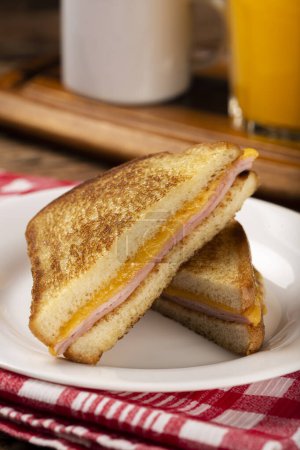 Foto de Jamón y queso a la parrilla. Sandwich con queso y jamón a la parrilla. - Imagen libre de derechos