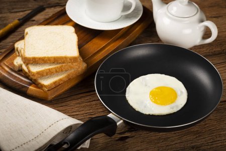 Desayuno con huevo frito en la sartén.