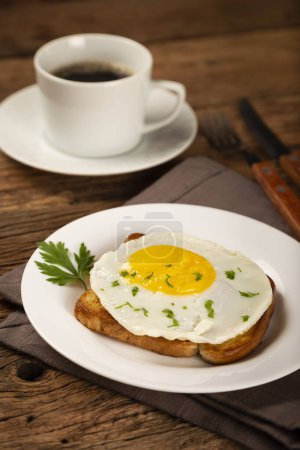 Téléchargez les photos : Petit déjeuner avec toast aux œufs frits. - en image libre de droit