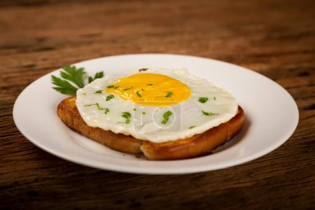 Foto de Desayuno con tostadas de huevo frito. - Imagen libre de derechos