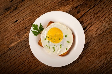 Foto de Desayuno con tostadas de huevo frito. - Imagen libre de derechos