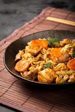 Téléchargez les photos : Des nouilles au yakisoba. Plat de yakisoba avec viande, poulet et légumes. - en image libre de droit