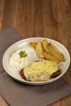 Foto de Filete de parmesana con arroz y patatas asadas. Plato típico brasileño. - Imagen libre de derechos