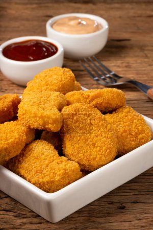 Téléchargez les photos : Nuggets de poulet frit au ketchp et sauce rose. - en image libre de droit